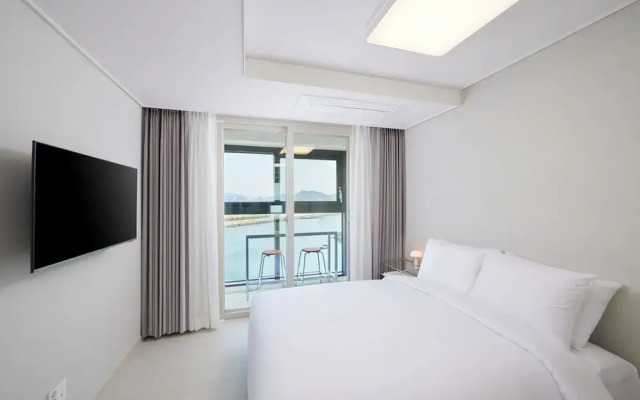 Shift Door Residence Hari
