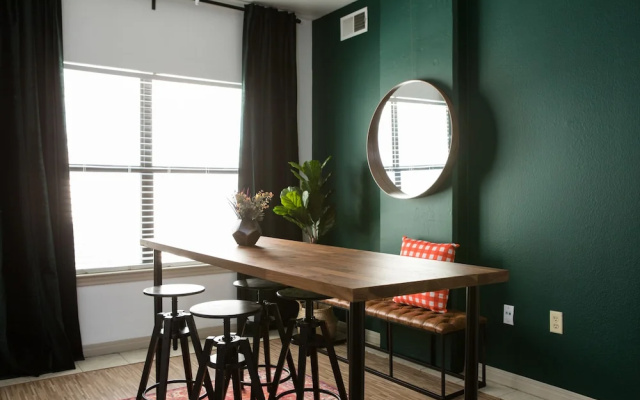 Chic West Campus Apts by WanderJaunt