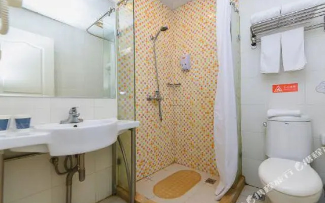 Home Inn (Shanghai New International Expo Center Yuqiao Metro Station)