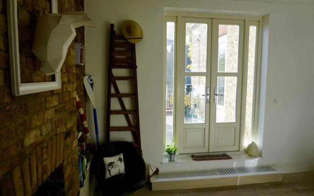 Beautiful Canalside 1-bedroom Flat With Terrace
