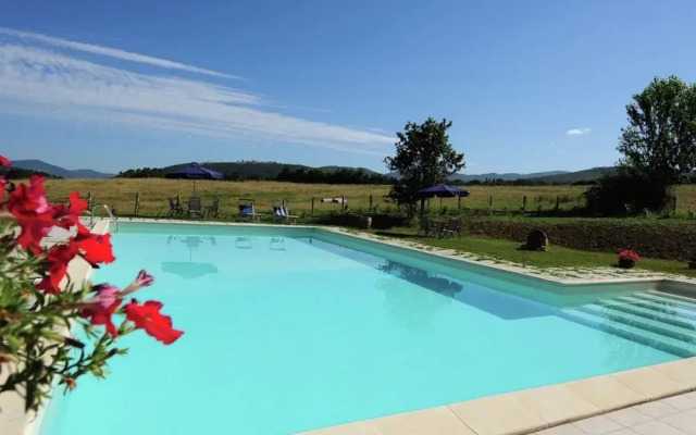 Farmhouse Near Lake Trasimeno With Pool