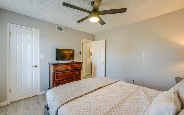 Cozy Fresno Condo w/ Balcony & Pool Access