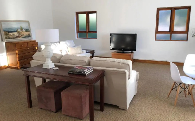Studio@40: Stylish & modern 1 bedroom apartment.