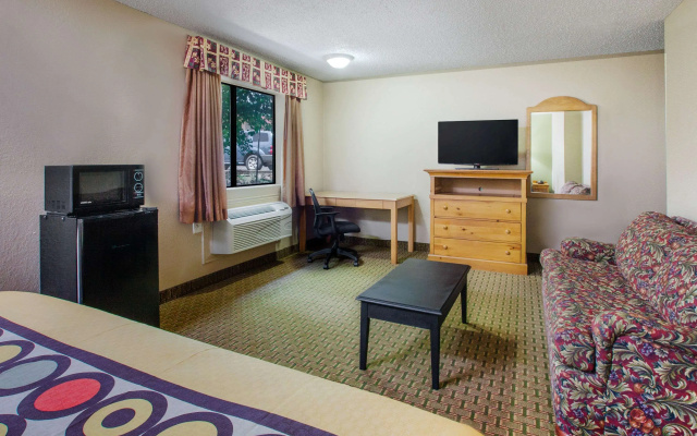 Super 8 by Wyndham Sherman