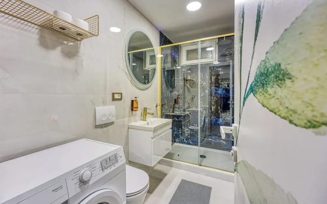 Boutique Downtown Studio with Balcony  1
