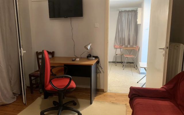 Stay central Athenian flat