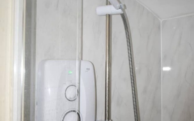 Отель Private, Spacious & Central 1 Bedroom Flat in Brighton Брайтон ванная