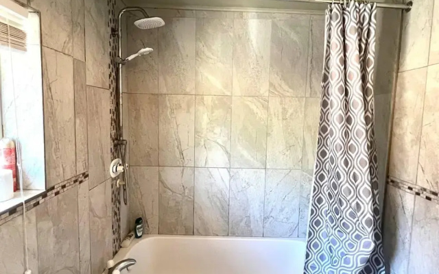 Inviting 4-bed House Near Heathrow w/ Fireplace