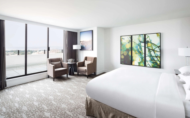 DoubleTree by Hilton Hotel & Suites Victoria