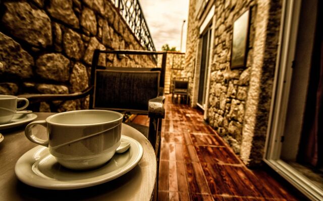 Sandal Alaçatı - Adults Only