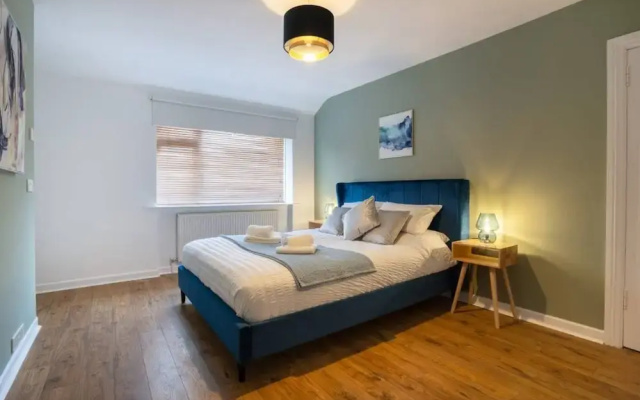 10-min to AB City Centre - Parking - Garden - Wifi