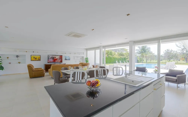 Luxury Modern 4 BR Pool Villa - PH111