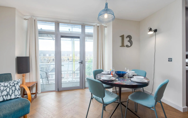 Spacious Fulham Apartment Close to the River by Underthedoormat