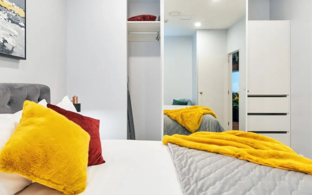 Chic & Stylish Apartment with Parking