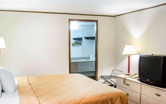 Отель Rodeway Inn Carlisle North