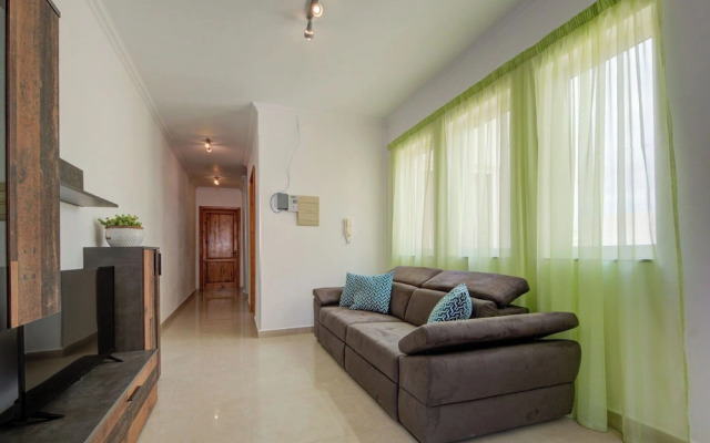 Airy Top Floor Apartment With Stunning Terrace