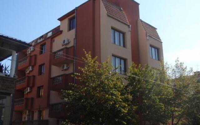 Отель Family Hotel Saint Iliya Болгария, Бургас - отзывы, цены и фото номеров - забронировать отель Family Hotel Saint Iliya онлайн вид на фасад