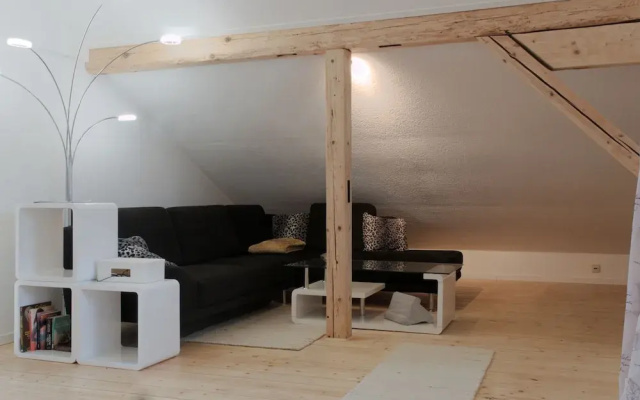 Apartment - Sleeps 3 - Balcony - Garden