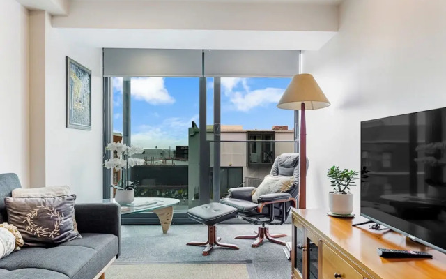 Zodiak Stays: Cozy CBD 2BR Near Top Dining Spots