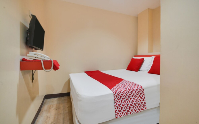 OYO 912 Fb Suites