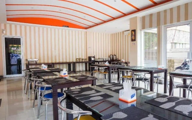 OYO 489 Hotel Triza