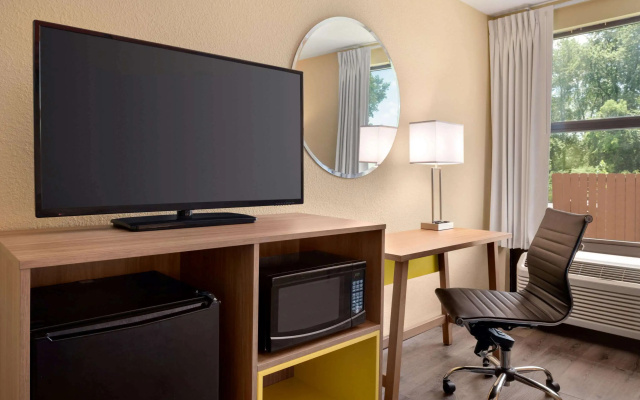 Days Inn & Suites by Wyndham Merrillville