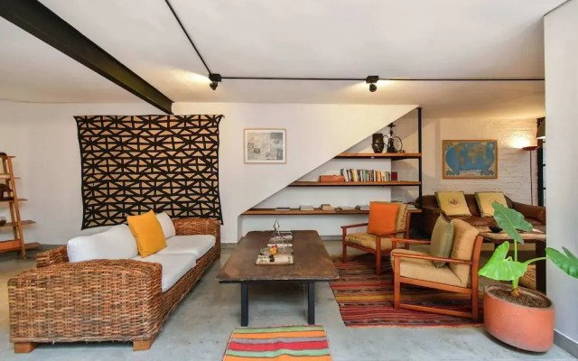 w Bright Colonial 5BR House With Balcony
