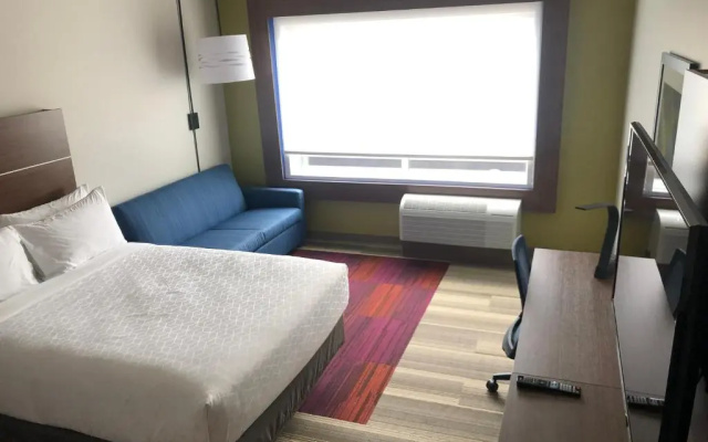 Holiday Inn Express & Suites Madison West Middleton