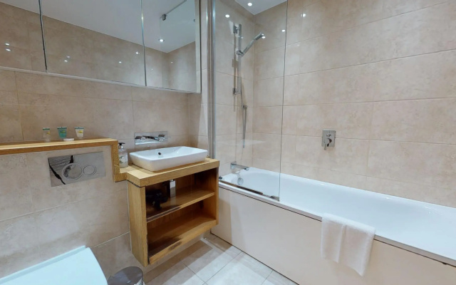 Comfy Two Bedroom One Bath Apartment in Limehouse