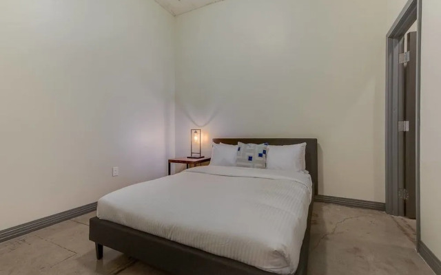 Brand New Stunning Unit Downtown