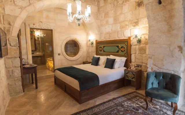 Solo Cave Suites
