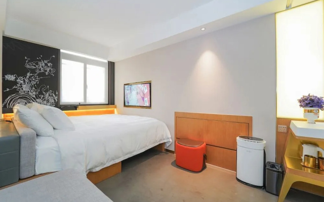 No. 8 Art Hotel