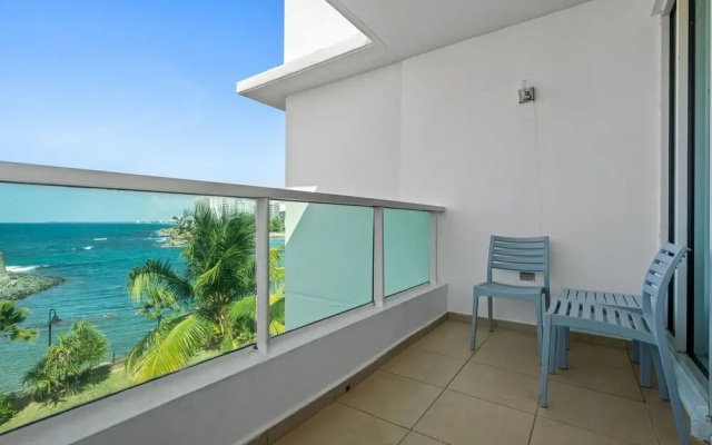 Cozy Oceanfront Getaway Balcony Sea View