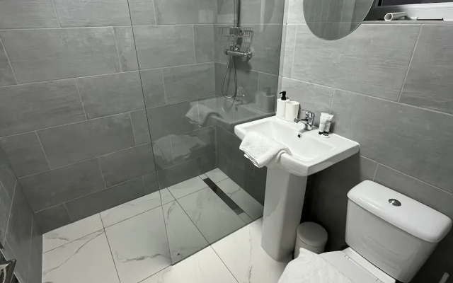 Spacious 4 Bed Home - Sleeps 7, Garden & Parking