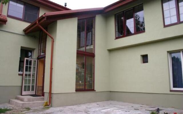 Отель Alongės Guest House Литва, Гарлиава - отзывы, цены и фото номеров - забронировать отель Alongės Guest House онлайн вид на фасад