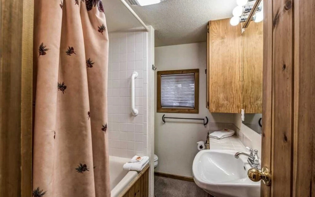 Main Stay - Four Bedroom Cabin with Hot Tub