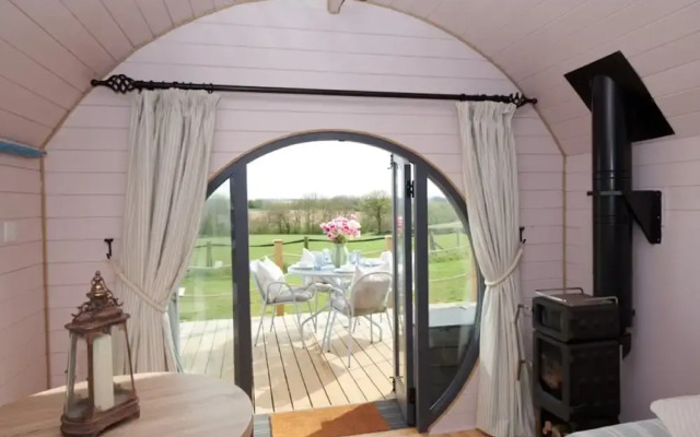 Cabins in Oxfordshire With Hot Tub & Meadow Views