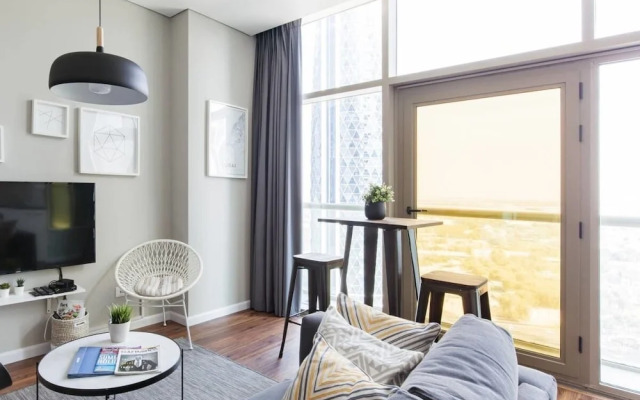 Comfy Trendy Apartment Steps Away From the Metro