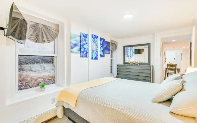 Walk to Downtown Albany: Ten Broeck Triangle Apt!