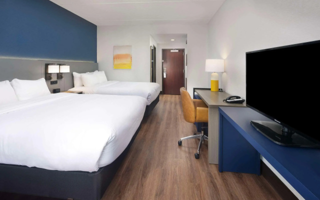 Comfort Suites Outlet Center