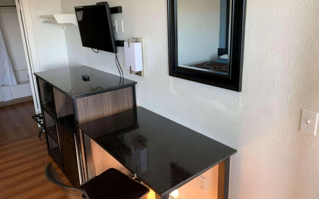 Super 8 by Wyndham Phoenix West