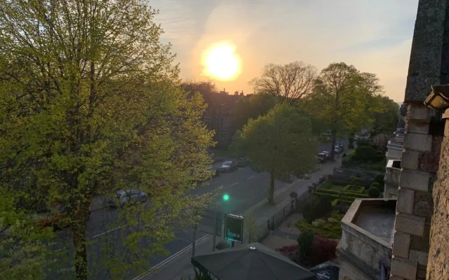 Stylish 2 Bed Penthouse in Trendy Pontcanna
