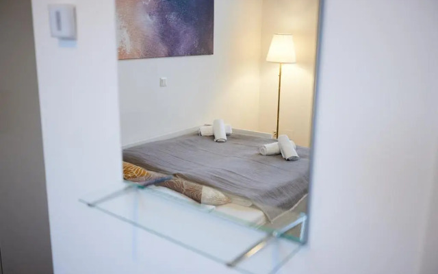 Nice Studio Close To Metro III (Adults Only)