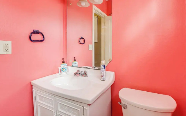 Near University Ave! Pet-friendly 3BR w/ Foosball!