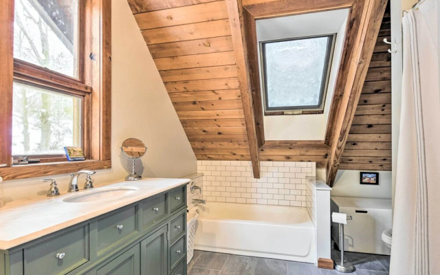 Waitsfield Vacation Rental w/ Private Hot Tub