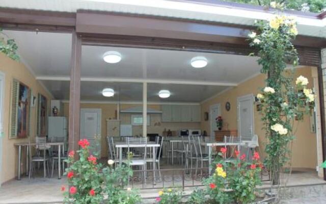 Гостиница Guest House Solnechnaya dacha 2 в Агое отзывы, цены и фото номеров - забронировать гостиницу Guest House Solnechnaya dacha 2 онлайн Агой вид на фасад
