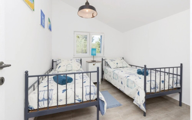 Awesome Home in Zdrelac With Wifi and 4 Bedrooms