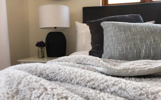 Studio@40: Stylish & modern 1 bedroom apartment.