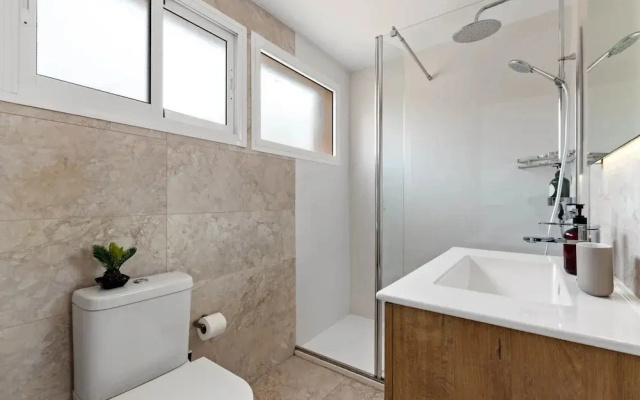 Stylish Stay With Pool & Sea Views