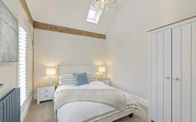 Cedar Barn Getaway, 3 Bed, Sleeps 6, Parking